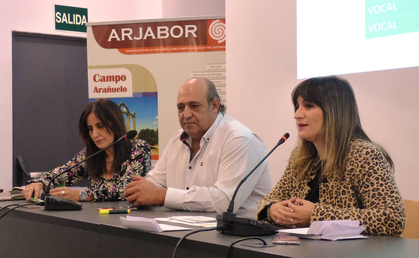 La gerente de Arjabor, el presidente saliente y la nueva presidenta 