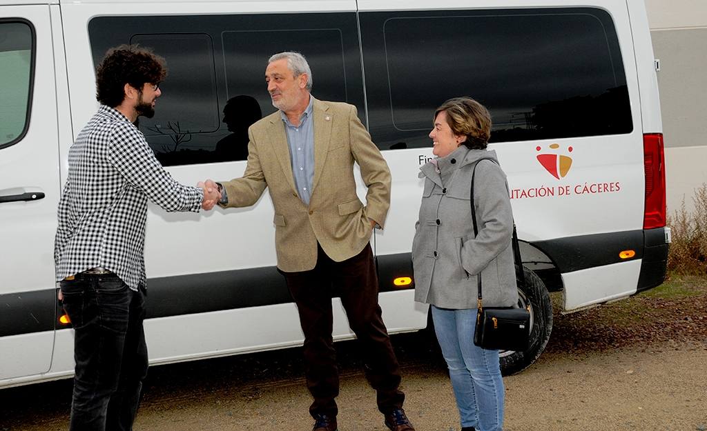 Entrega del nuevo vehiculo al director del centro, Ignacio Rubio 