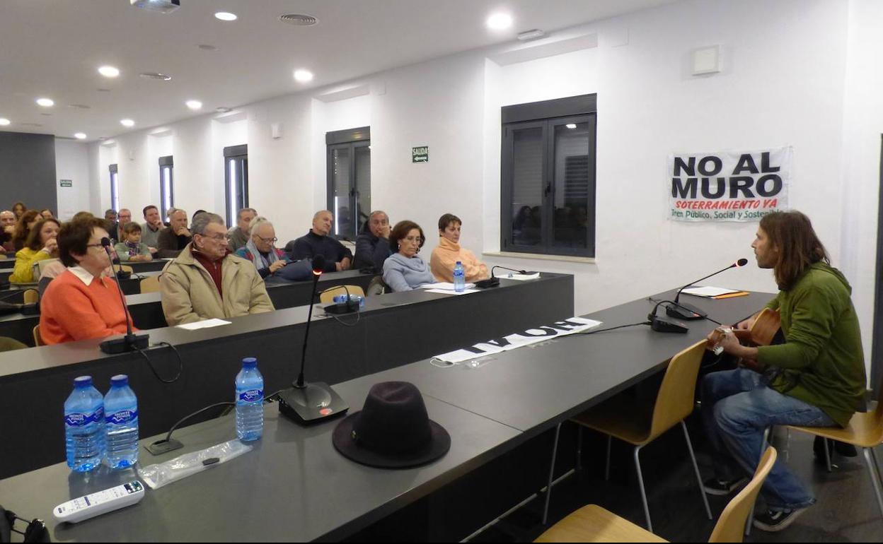 Aníbal Sánchez cantó para los asistentes al acto 