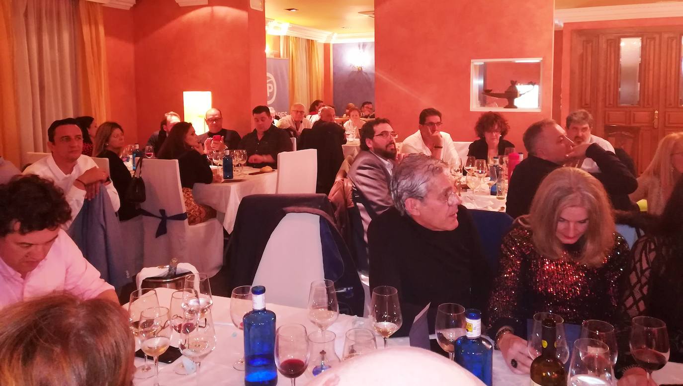 Ambiente en la cena popular de fin de año 
