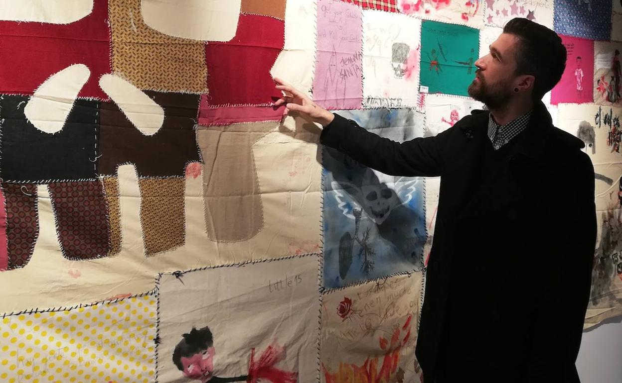 El autor en la exposición, con una de sus obras