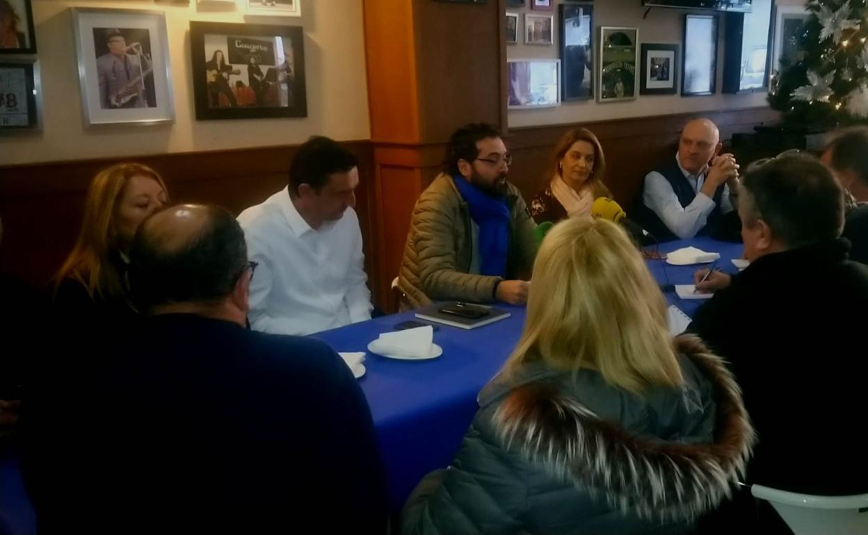 El PP compartió un desayuno con los informadores locales para despedir del año 