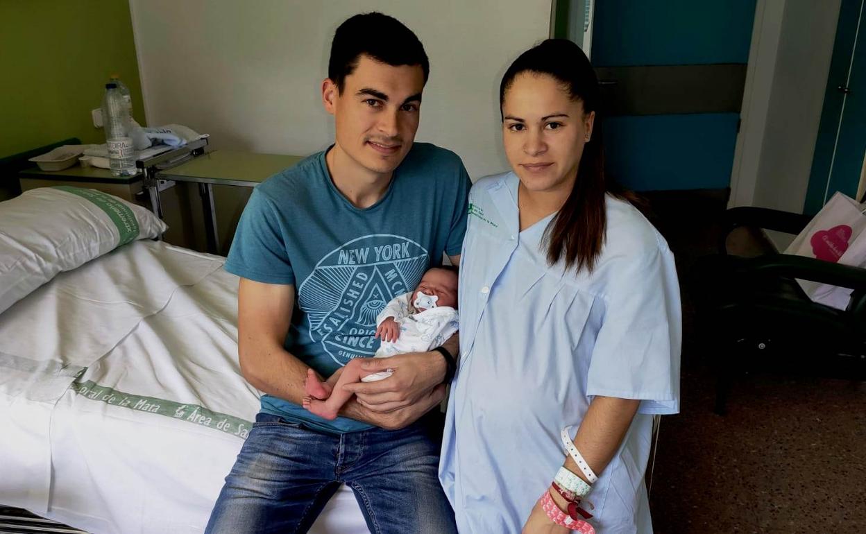 Daniel y Luz María con el recién nacido 