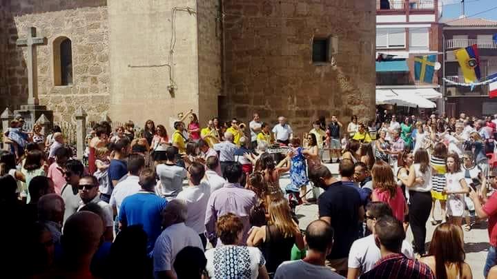 Charanga en la plaza en una actuación veraniega 