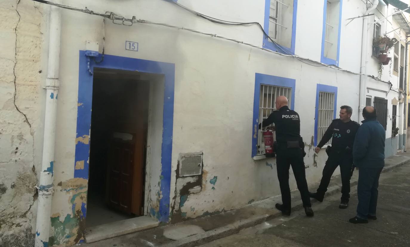 Dos agentes de policía fueron los primeros en intervenir con un extintor 