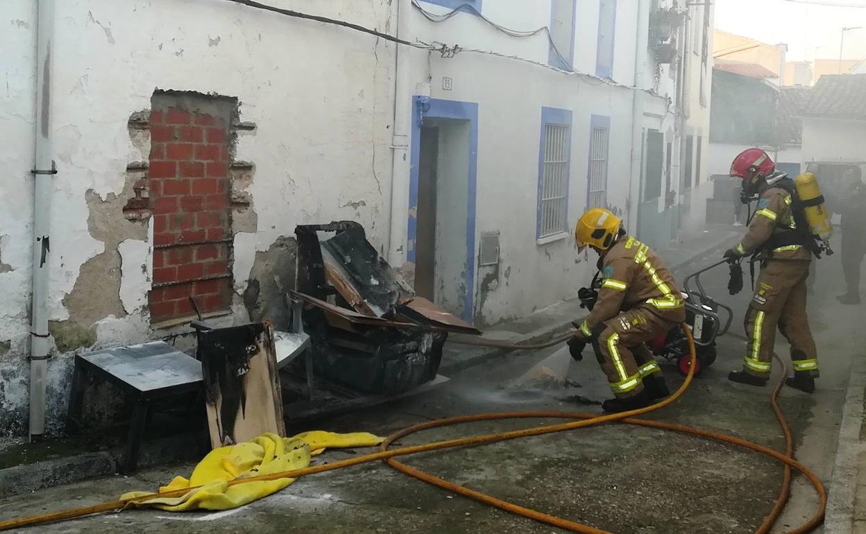 Los bomberos retiraron los enseres quemados 
