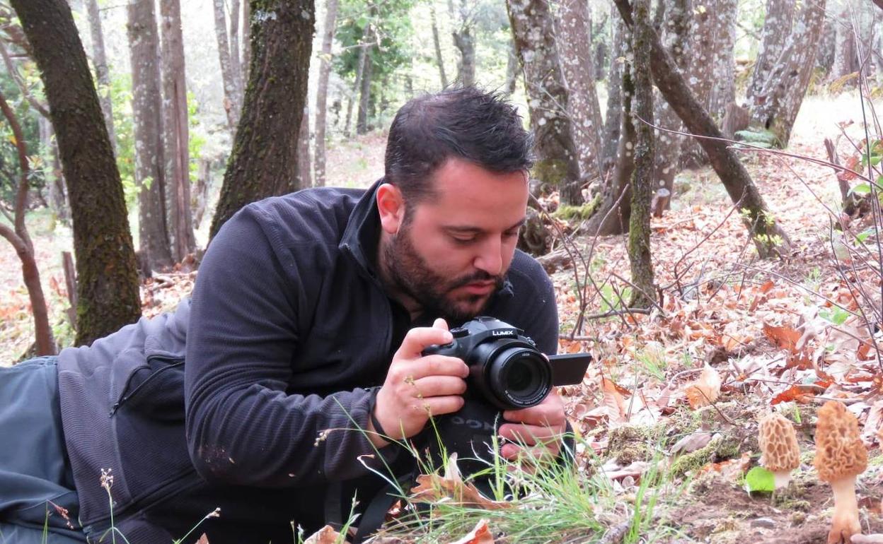 Fernando Sánchez en plena tarea fotográfica 
