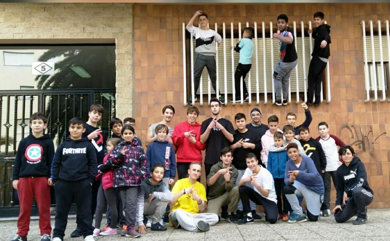 Algunos de los jóvenes aficionados locales el 'parkour' 