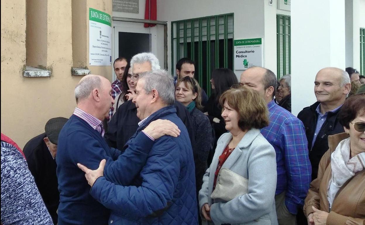 El homenajeado recibe la felicitación de sus paisanos 