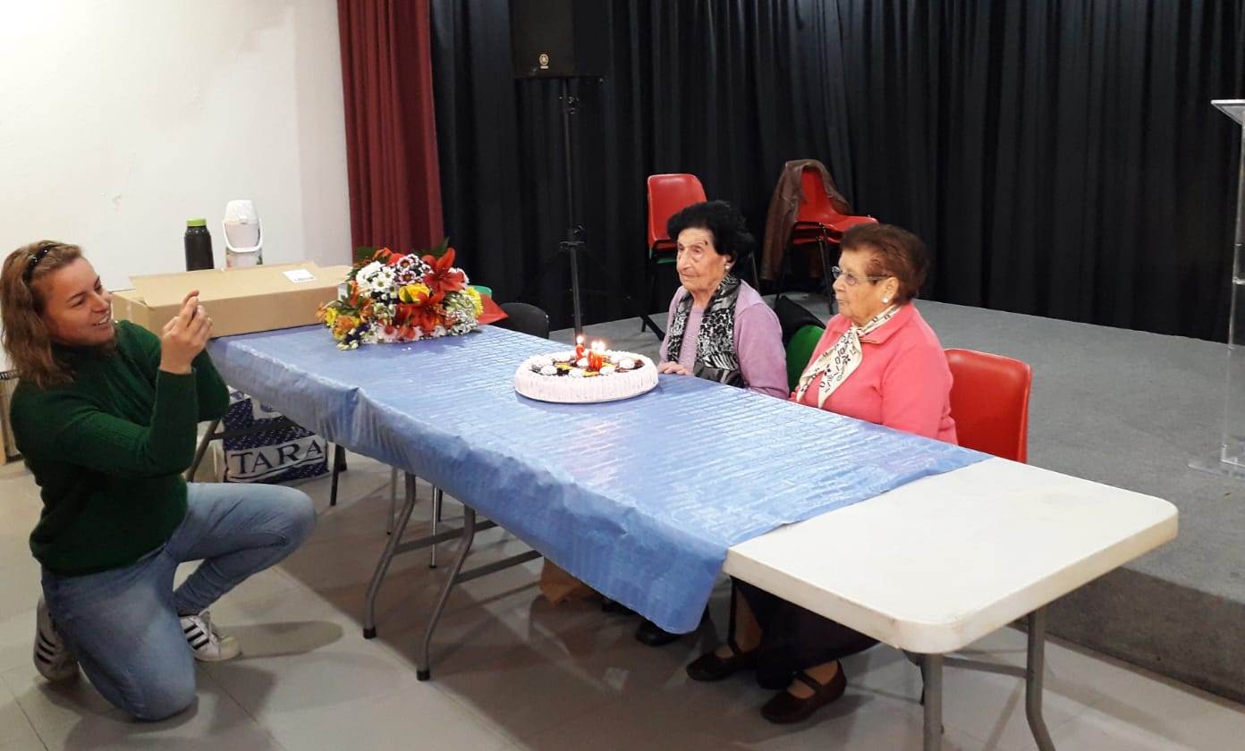 Raimunda ante la tarta de su 102 cumpleaños 
