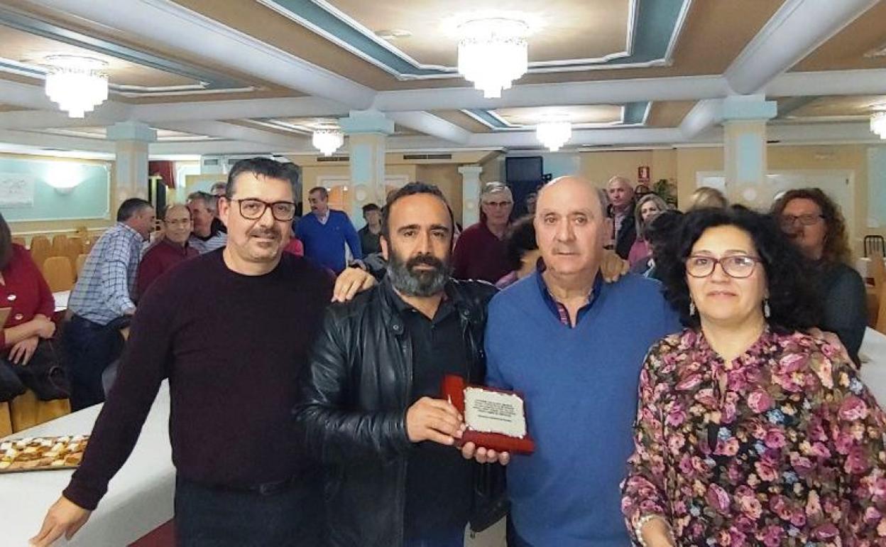 Los socialistas de Rosalejo homenajean a su presidente y a los militantes de mayor edad