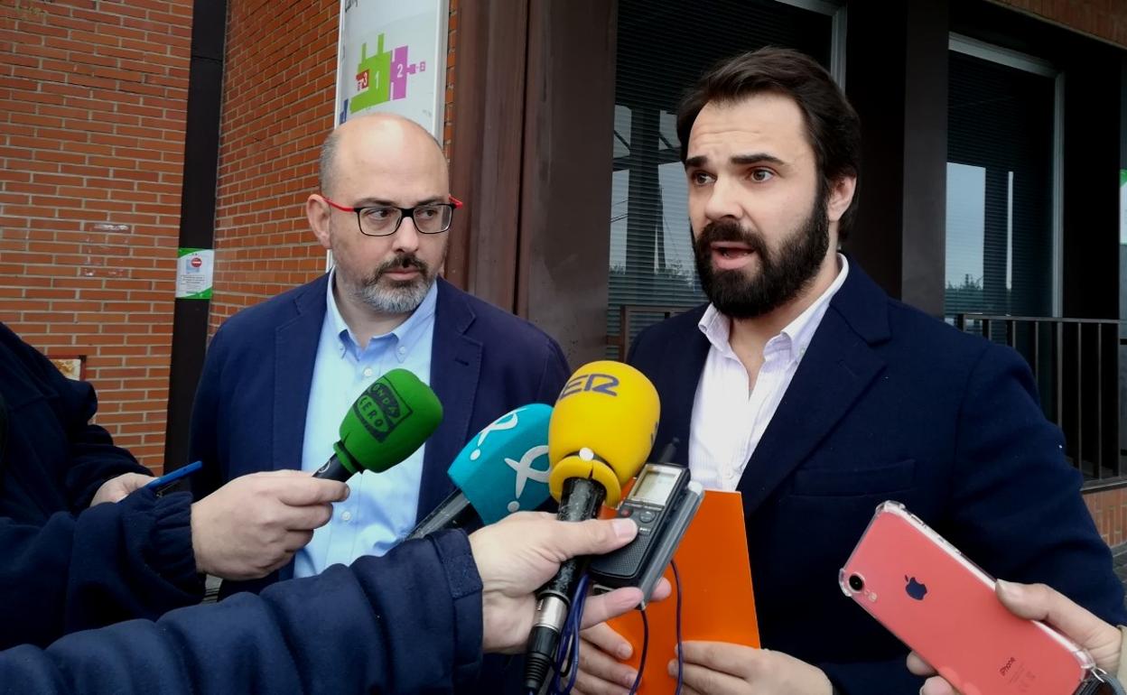José María Casares y Ángel Muñoz a las puertas del hospital 