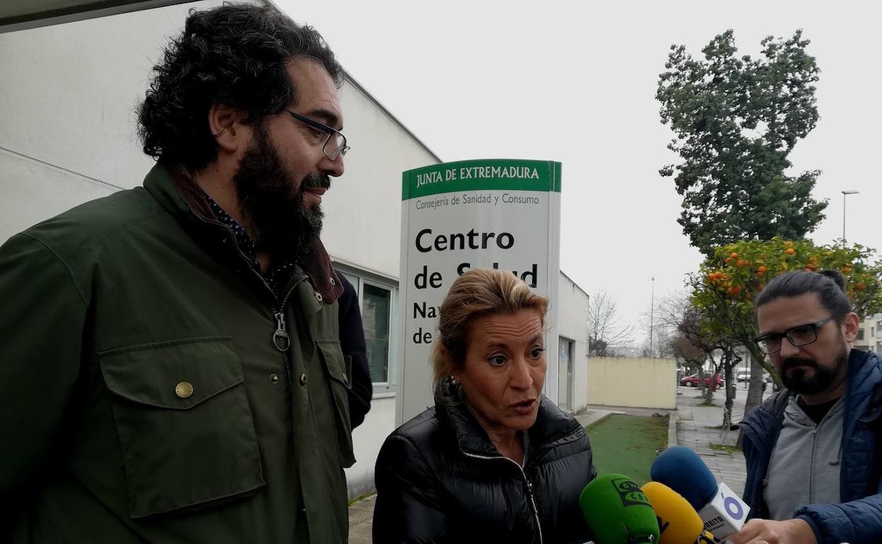 Jaime Vega y Elena Nevado a las puertas del centro de salud 