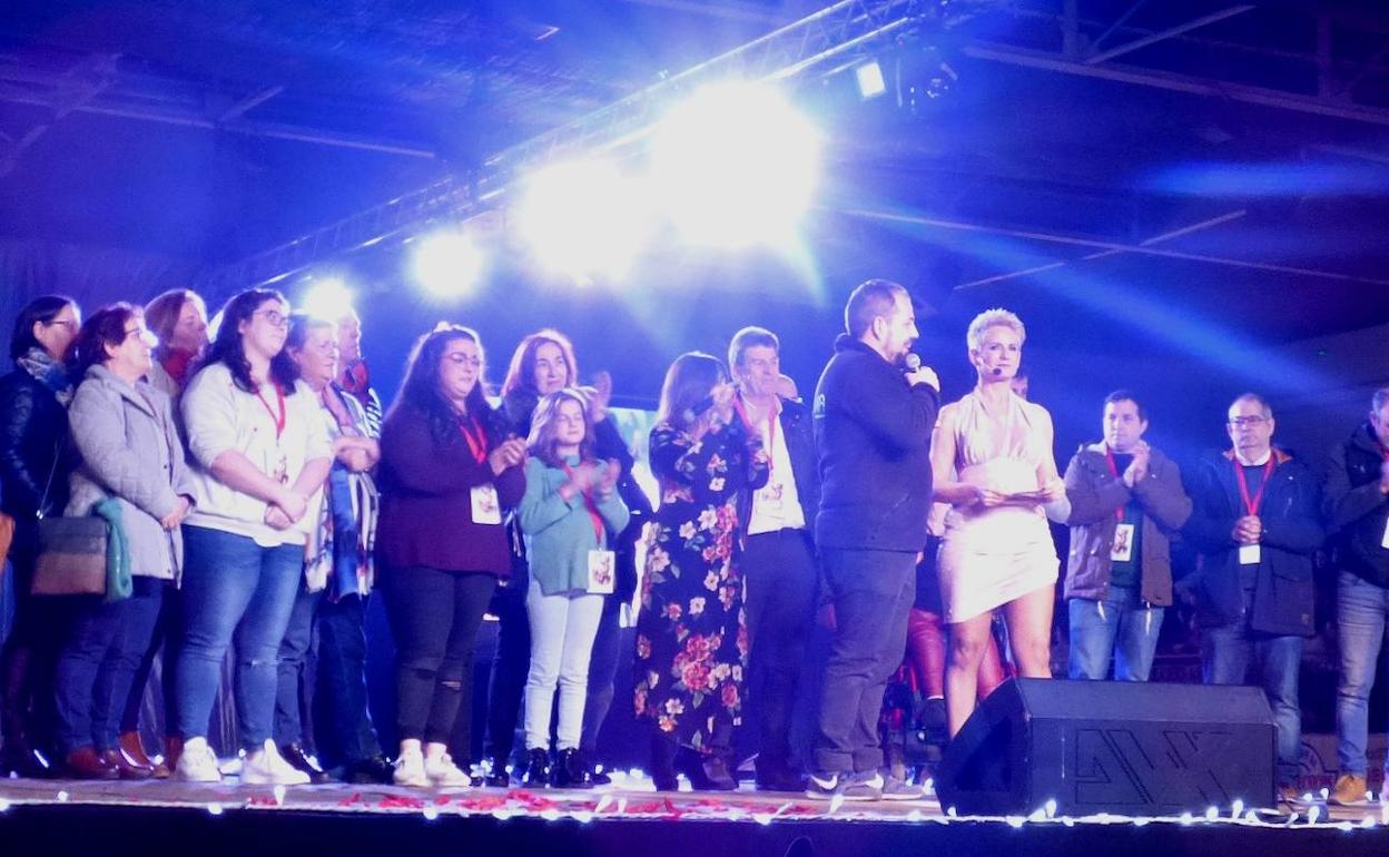 Parte de la gran familia de Arco Iris sobre el escenario