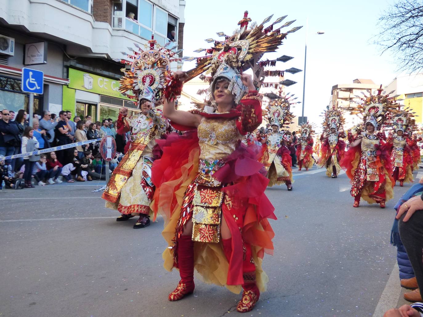 Los Santeros en pleno desfile 