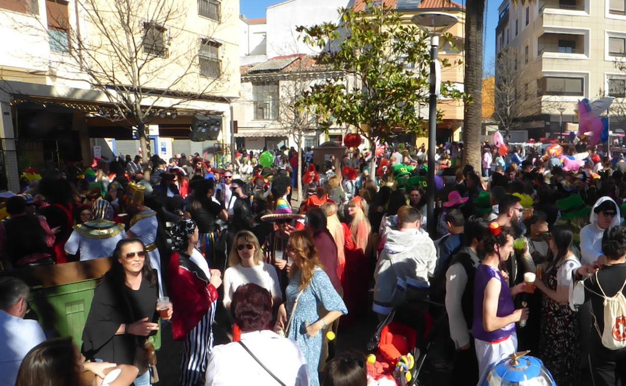 Ambiente en el Jardincillo durante el 'Cómete el Carnavalmoral por una pata' 
