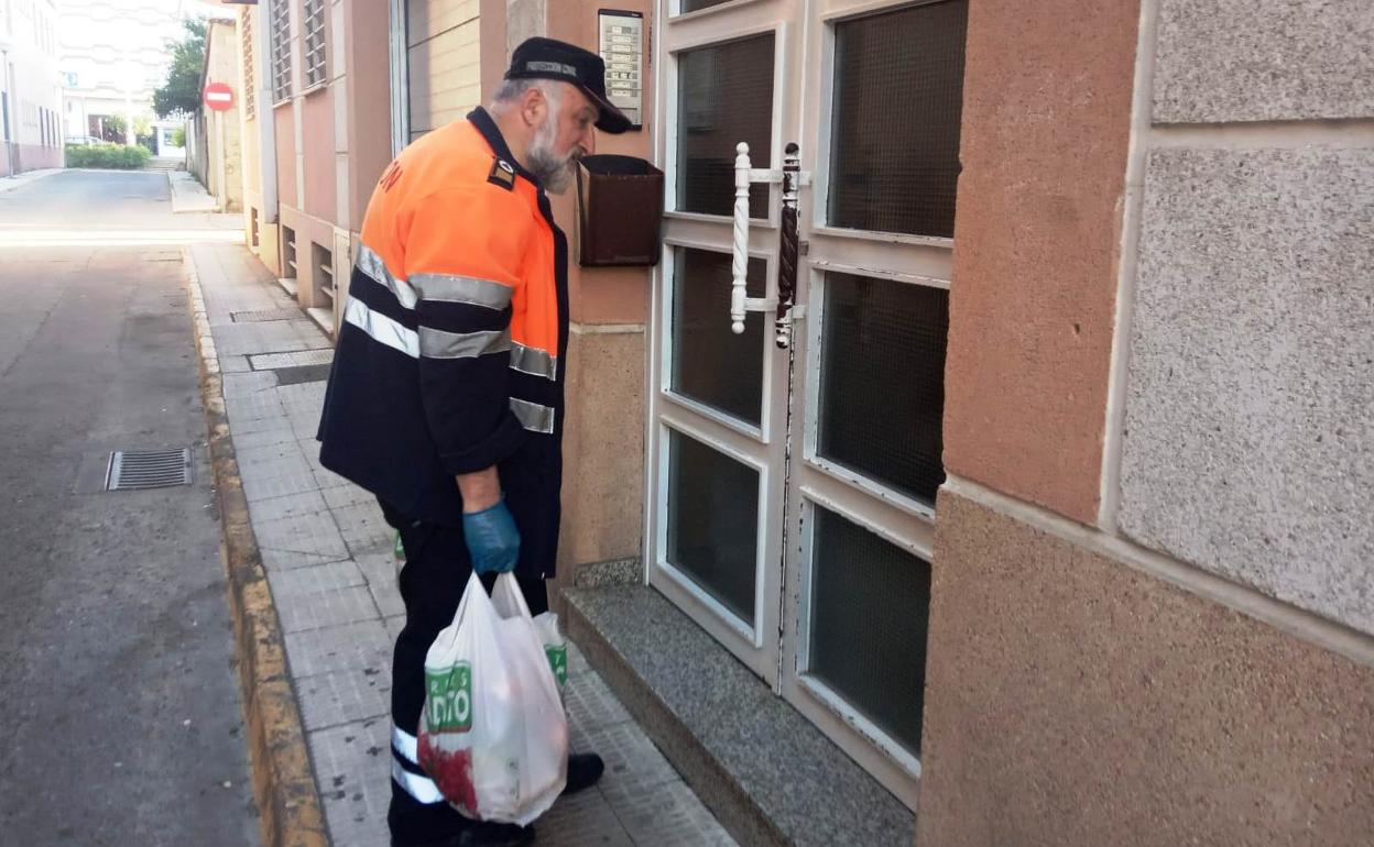Juliench llegando a una vivienda cargado de bolsas 