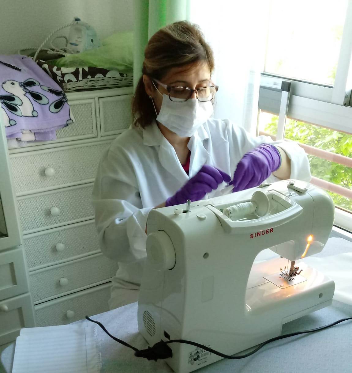 Una de las costureras voluntarias en plena tarea 