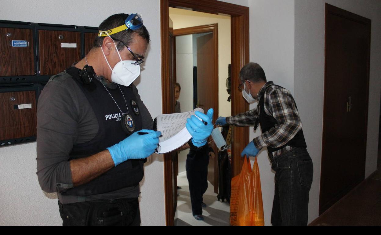 El Ayuntamiento repartirá a domicilio 120.000 mascarillas