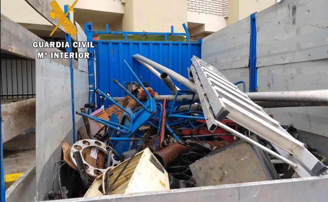 La Guardia Civil intercepta un camión cargado con objetos robados en un antiguo hotel