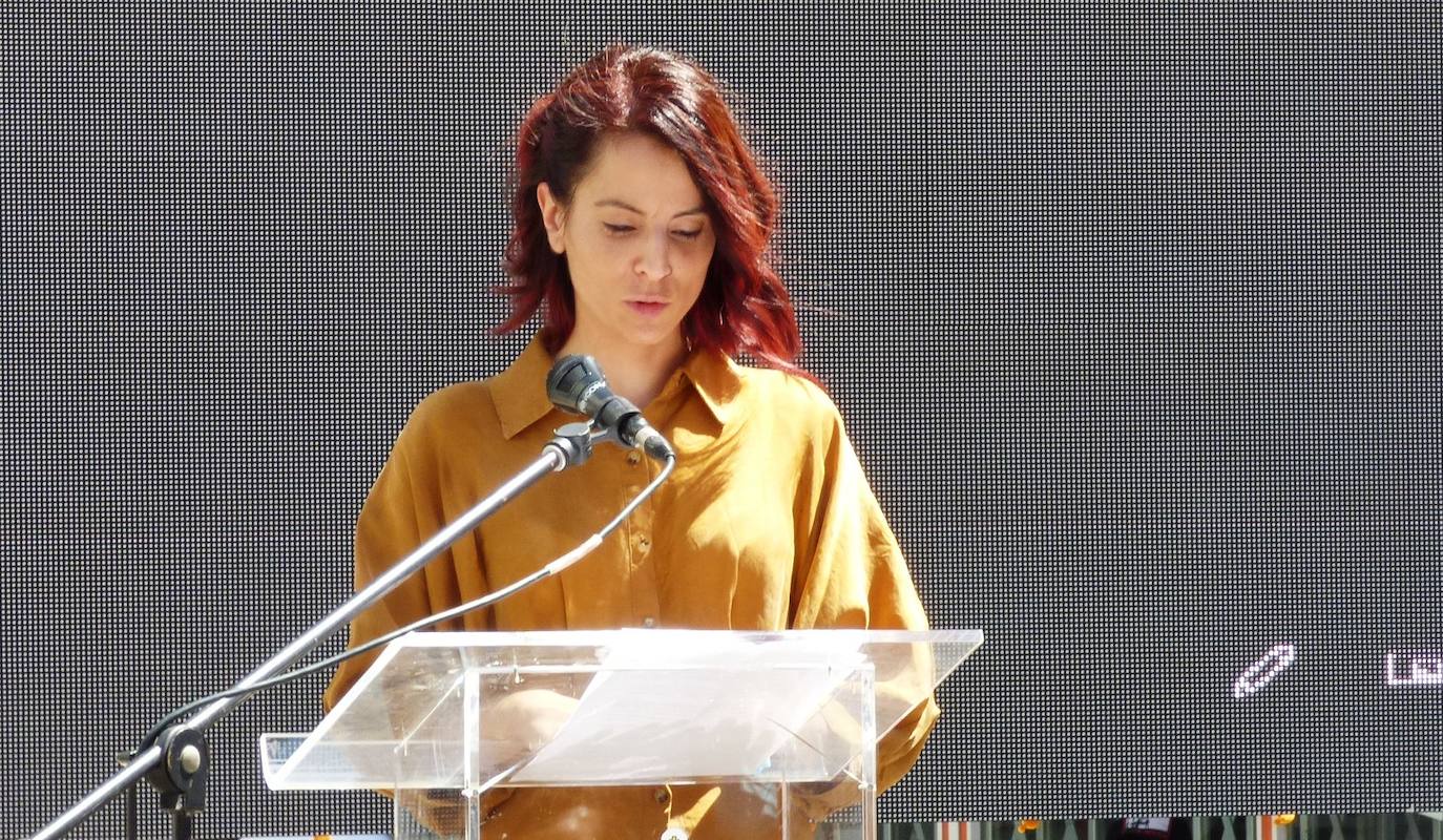 Nuria Flores durante su intervención en la plaza de España 