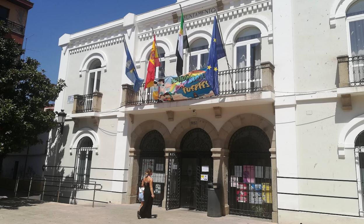 Vuelven a ondear todas las banderas en el balcón municipal