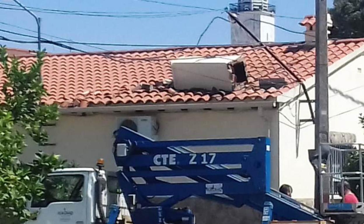 Una hormigonera derriba una chimenea en Rosalejo