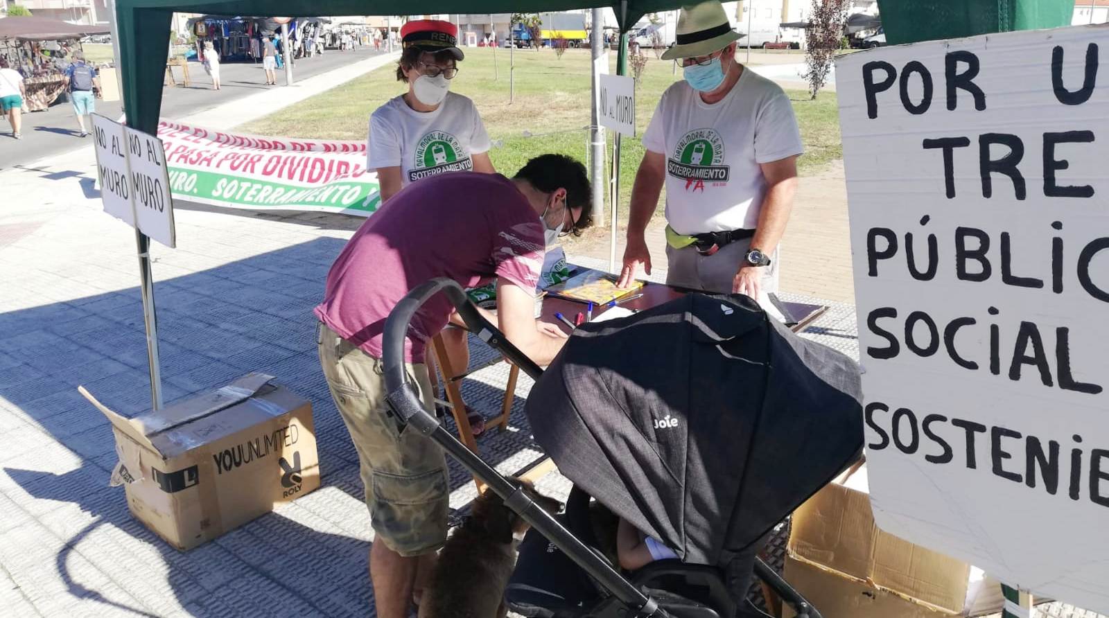Recogida de firmas en el mercadillo 
