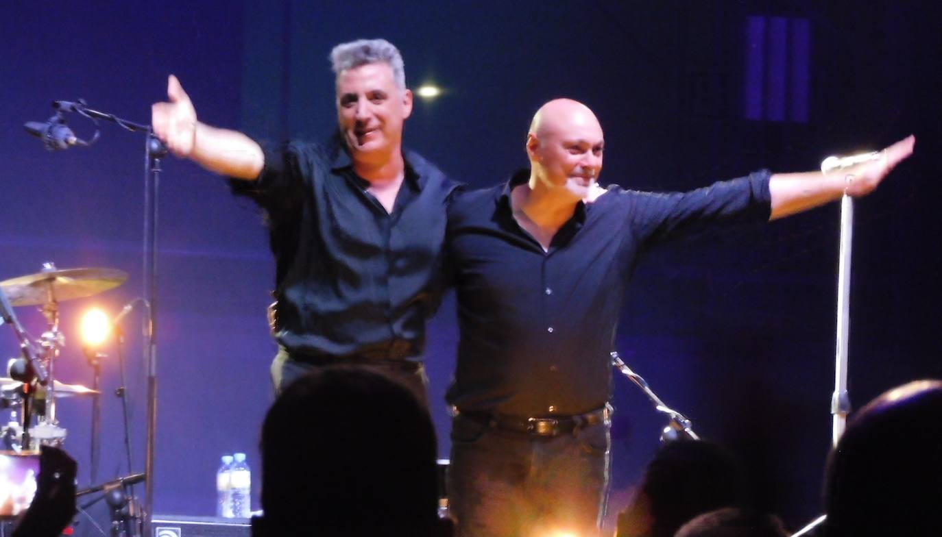 Loquillo y Gabriel Sopeña al despedir el concierto 