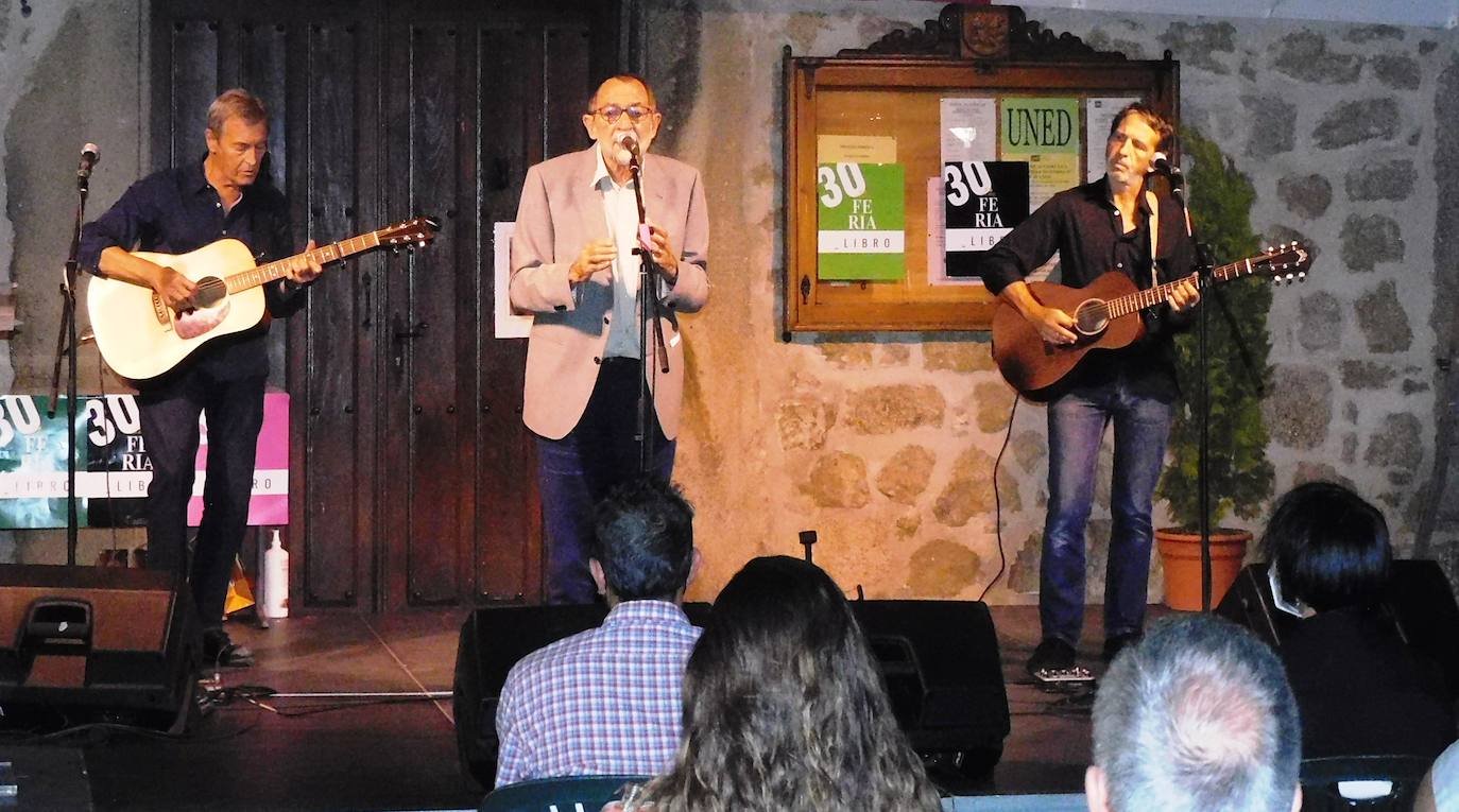 El veterano cantautor Pablo Guerrero cerró el acto 