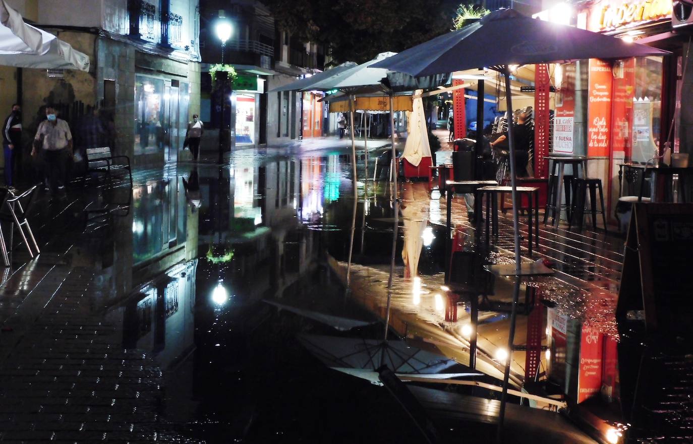 Curiosa imagen de una terraza del peatonal reflejada en el agua acumulada 