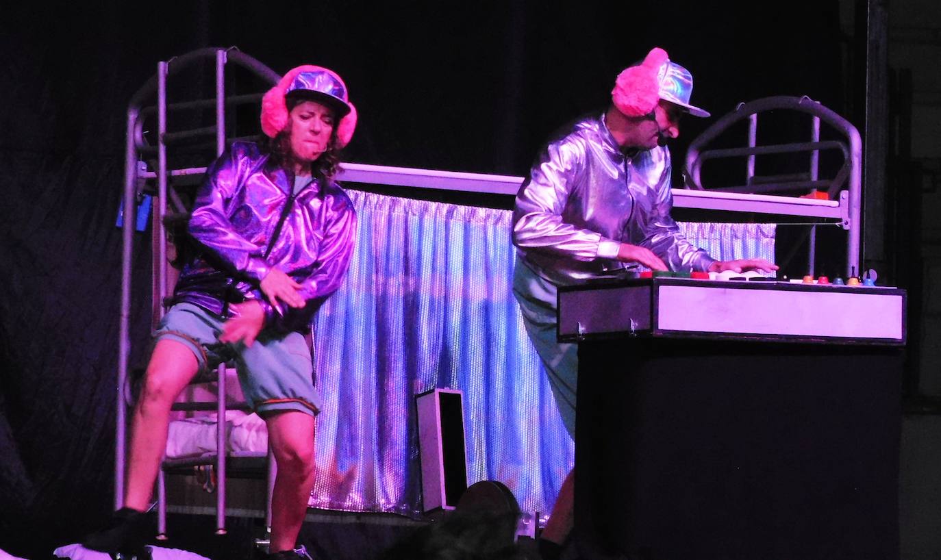 Humor, acrobacias y música en 'La litera' 