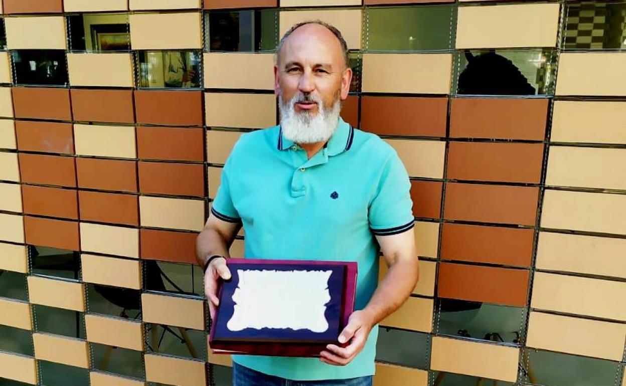 Juan Andrés Martín posa con la placa recibida._