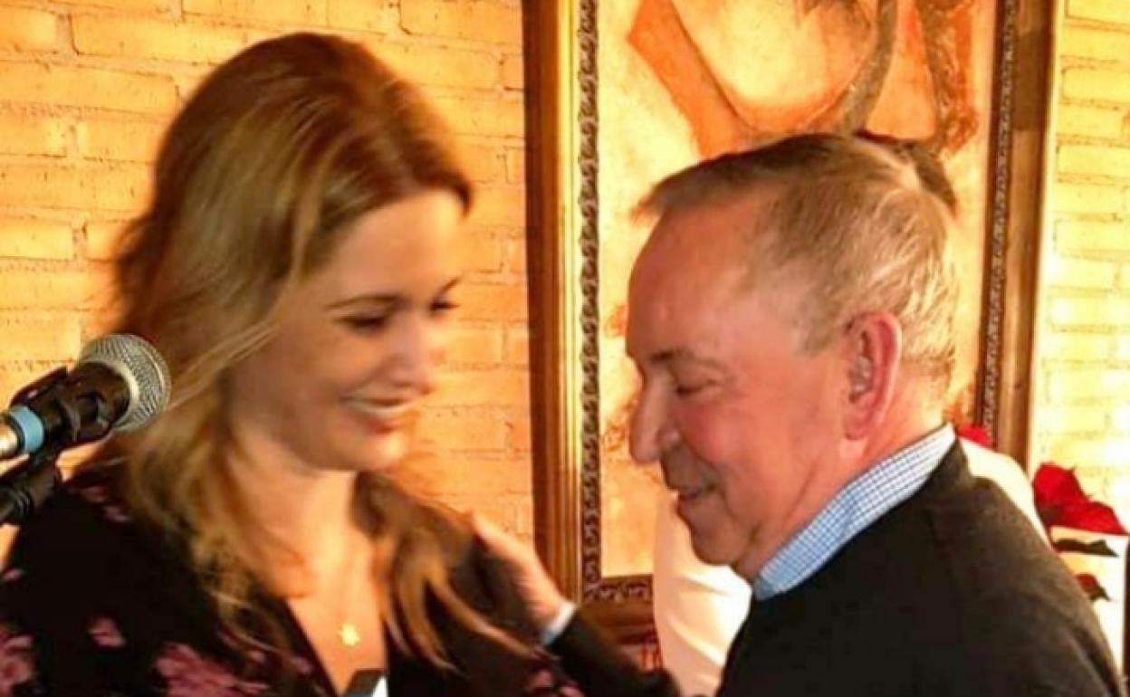 Quijada recibiendo de la concejala Nuria Camacho el Premio PP y Ciudad de Navalmoral 