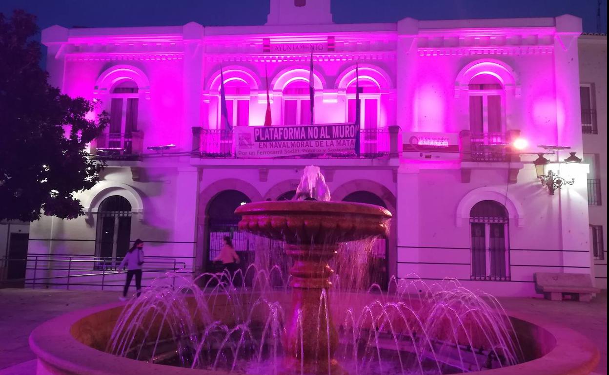 El Ayuntamiento, de rosa contra el cáncer de mama 