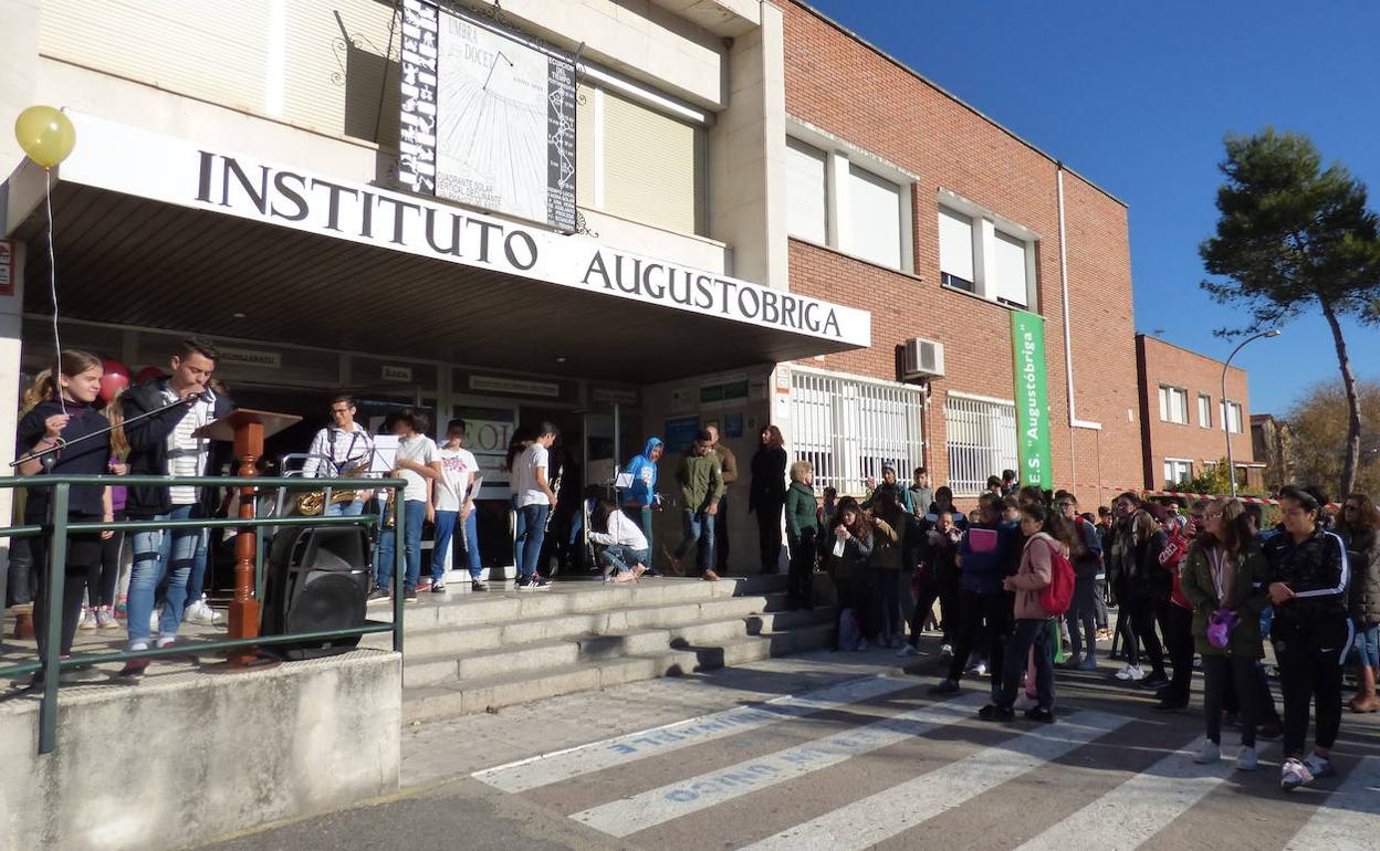 Padres y madres de alumnos del IES Augustóbriga piden soluciones a la falta de profesores en varias asignaturas