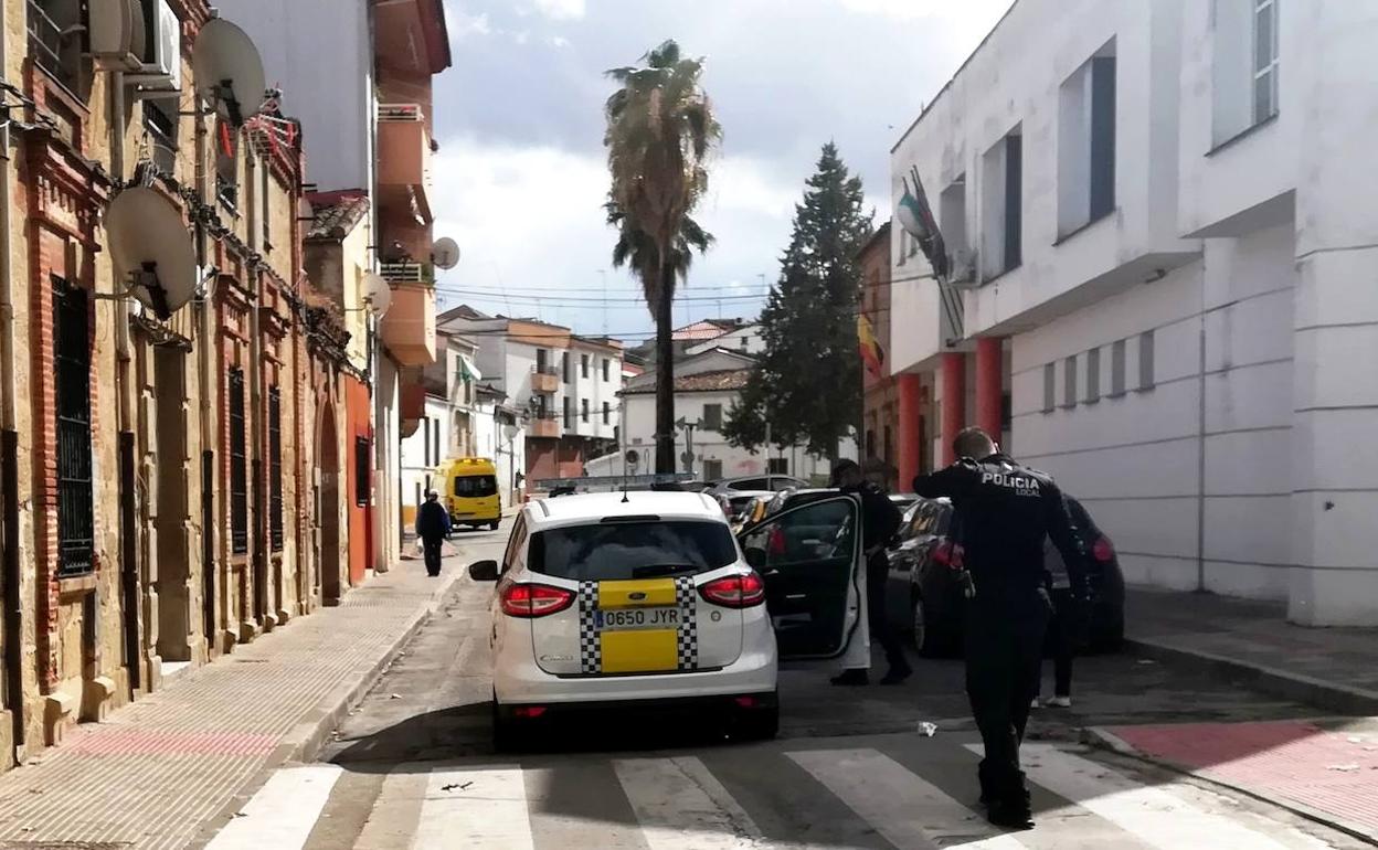 Agentes de la Policía Local en su intervención en un accidente reciente 