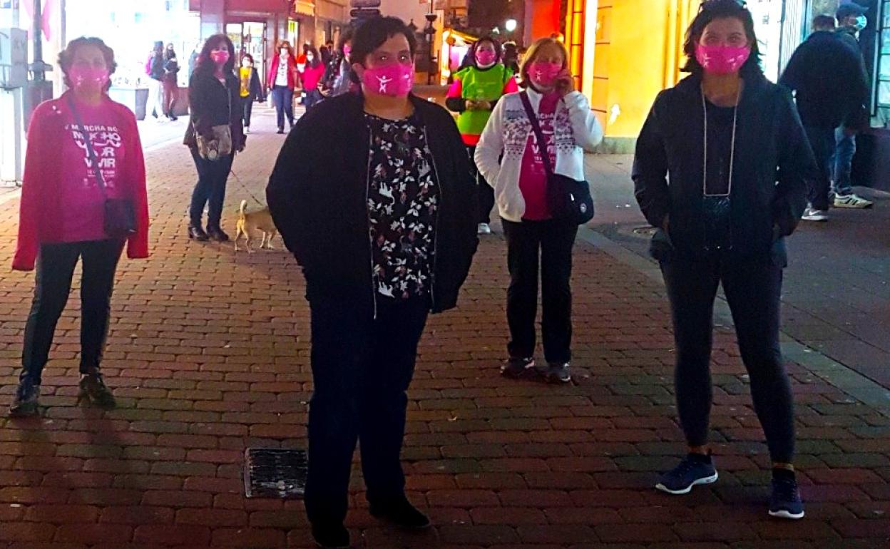 Uno de los grupos que tomaron parte en la marcha, con mascarillas rosas 