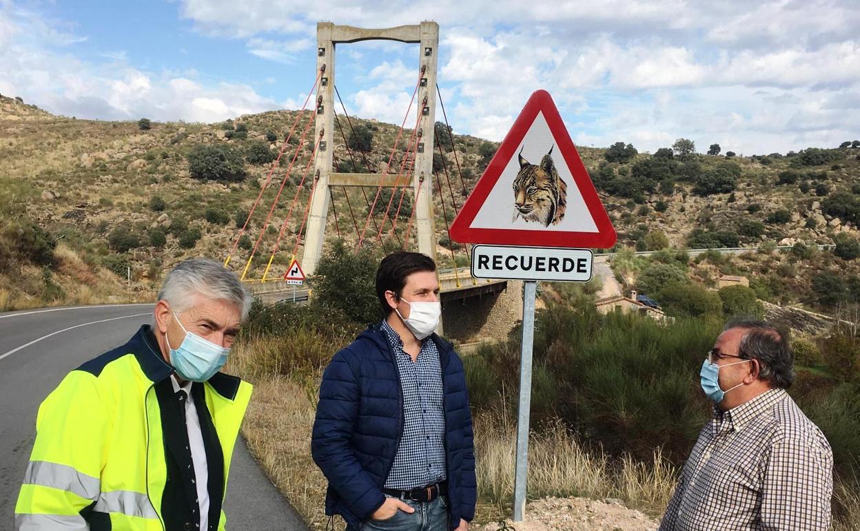 El diputado provincial y el alcalde de Mesas junto al puente sobre el río Ibor 