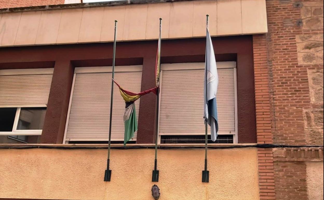 El PP vuelve a lamentar el estado de las banderas que cuelgan de edificios municipales