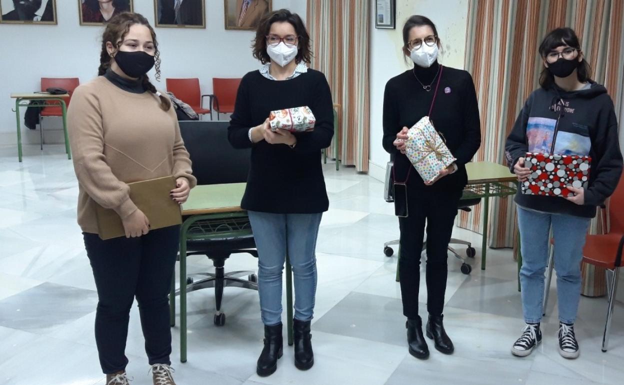 Elena García y Sabrina Chamorro, ganadoras de los concursos de carteles del Día de la Mujer y del 25-N