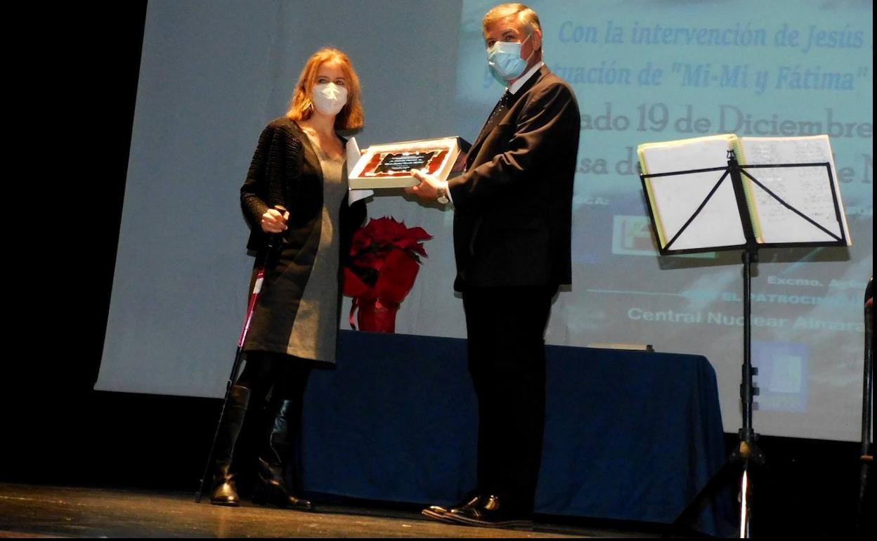 La ganadora, Clara Isabel Martín, con Aniceto González