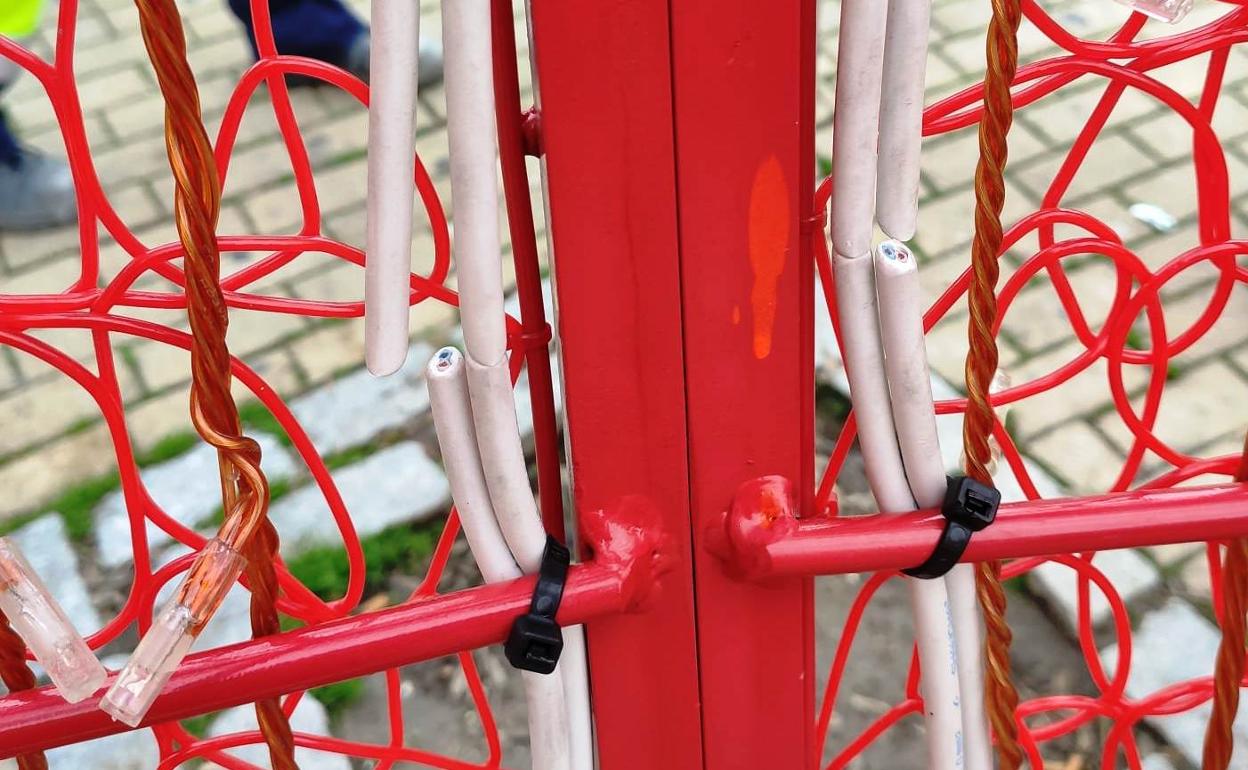 Los motivos navideños del Jardincillo y la plaza de España se quedan sin luz por el corte intencionado de los cables