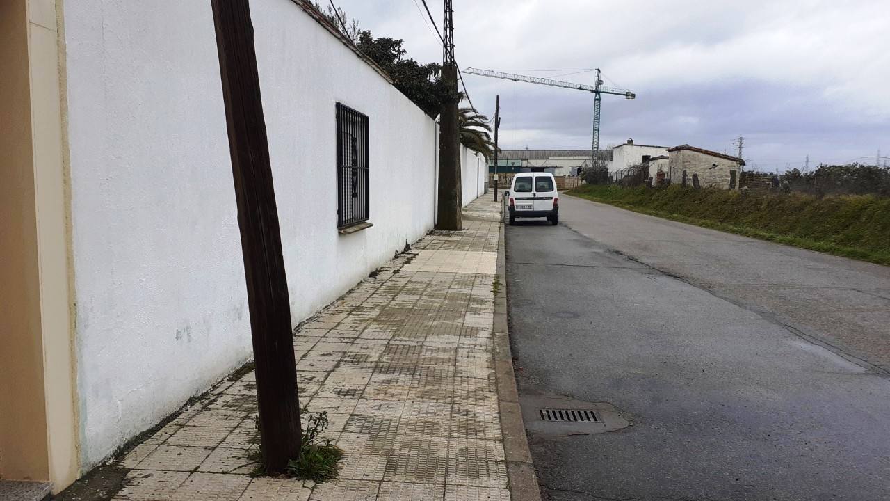 Sucesión de postes en la acera 