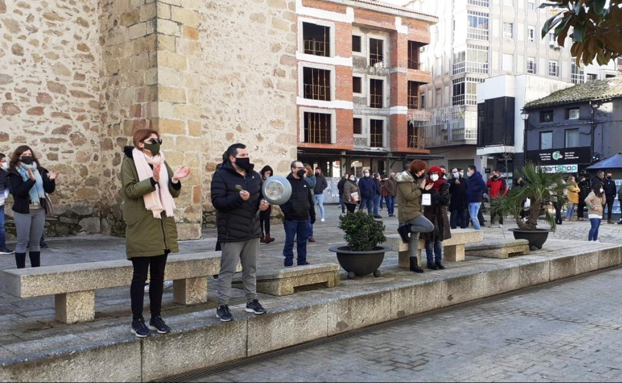 Tercera concentración de protesta por el cierre en la plaza de España 