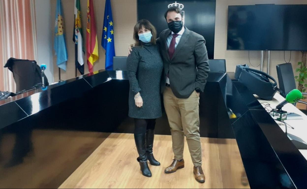 Muñoz con la alcaldesa tras anunciar su dimisión 