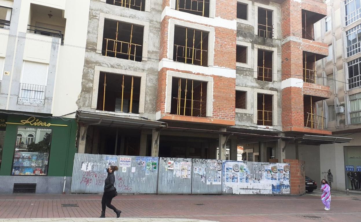Bloque de viviendas que se quedó a medio a construir junto a la plaza de España 