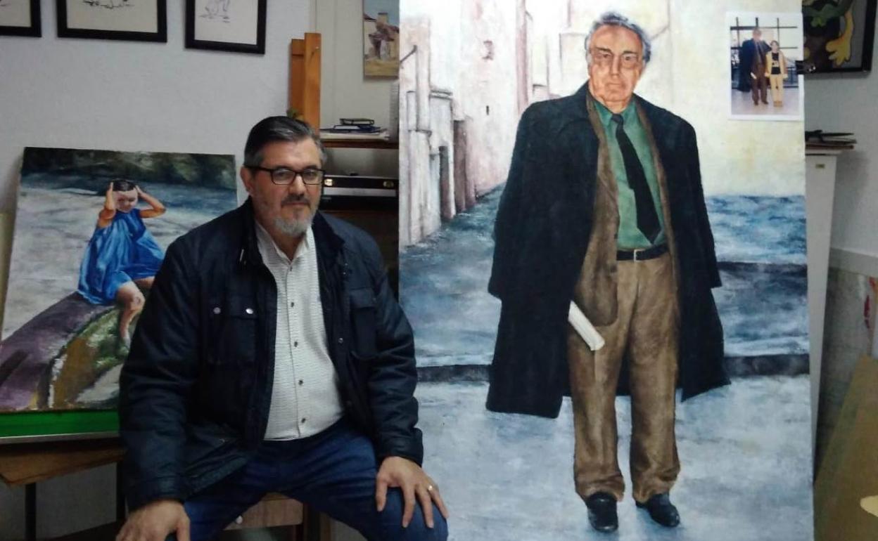 El artista en su estudio, junto a un retrato a tamaño natural de Julio Romero
