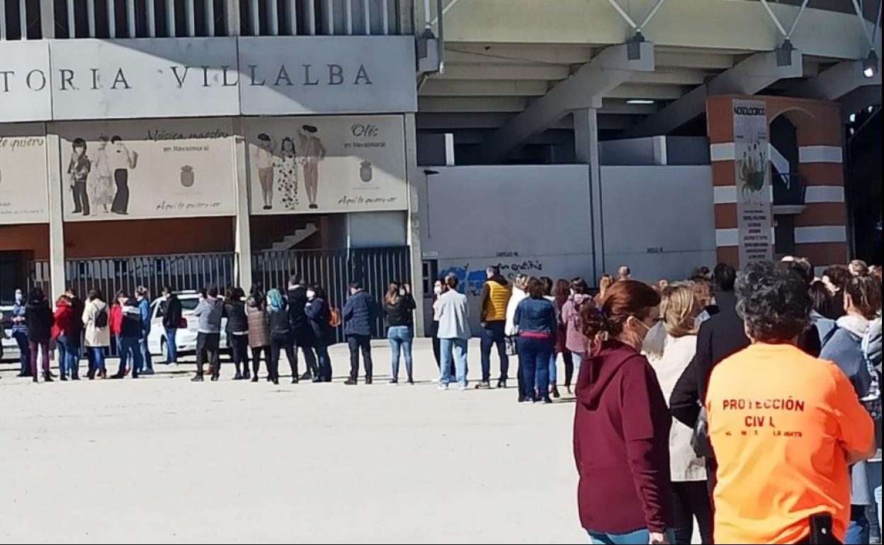 Colas ante el edificio multiusos para vacunarse contra la covid-19
