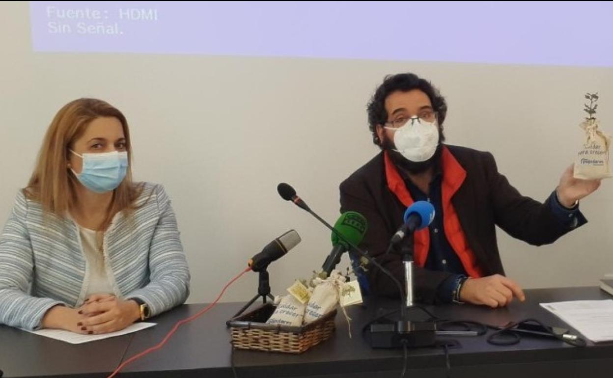 Nuria Camacho y Jaime Vega con el plantón que regalará el PP 